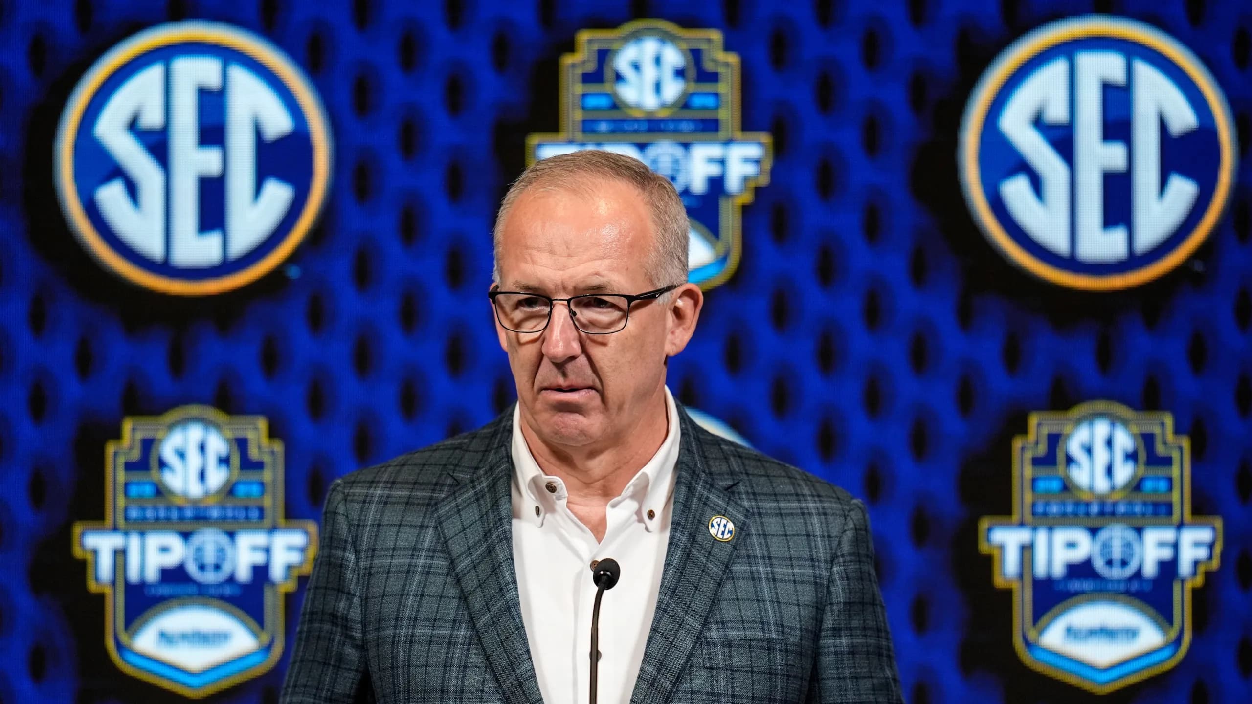 Greg Sankey de la SEC : Les règles de transfert de l NCAA sont dépassées et nécessitent une réforme immédiate