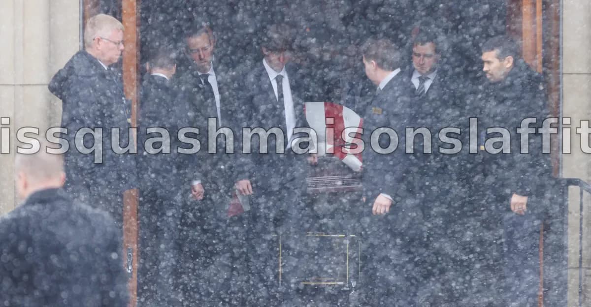 Hommage Ému : Funérailles du Légendaire Entraîneur de Notre Dame, Lou Holtz