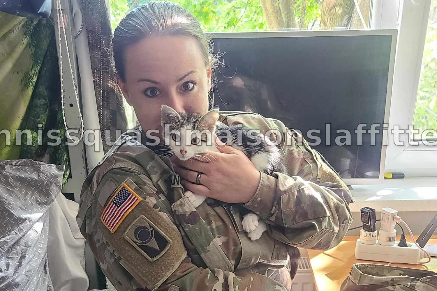Une membre locale des forces armées retrouve le chat qu'elle a rencontré à l'étranger
